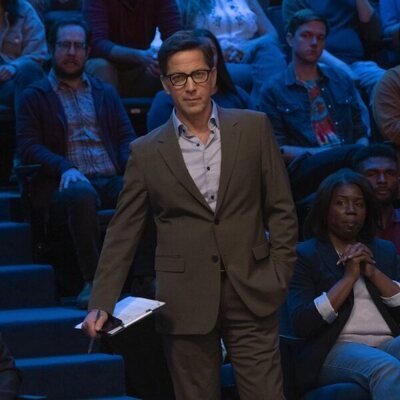Dan Bucatinsky en 3x02 'Más vale tarde' de 'Hacks'