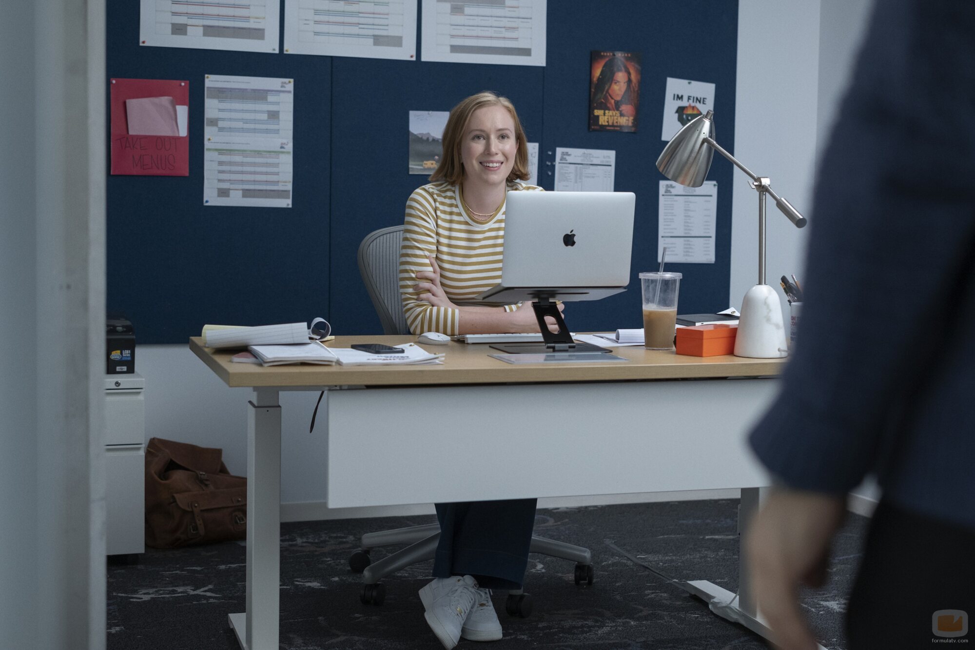 Hannah Einbinder en Capítulo 2 titulado 'Más vale tarde' de 'Hacks'