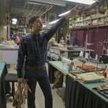 Mark Indelicato en Capítulo 2 titulado 'Más vale tarde' de 'Hacks'