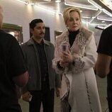 Mark Indelicato y Jean Smart en 3x02 titulado 'Más vale tarde' de 'Hacks'
