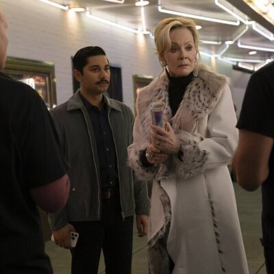Mark Indelicato y Jean Smart en 3x02 titulado 'Más vale tarde' de 'Hacks'