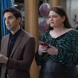 Paul W. Downs y Megan Stalter en 3x02 'Más vale tarde' de 'Hacks'