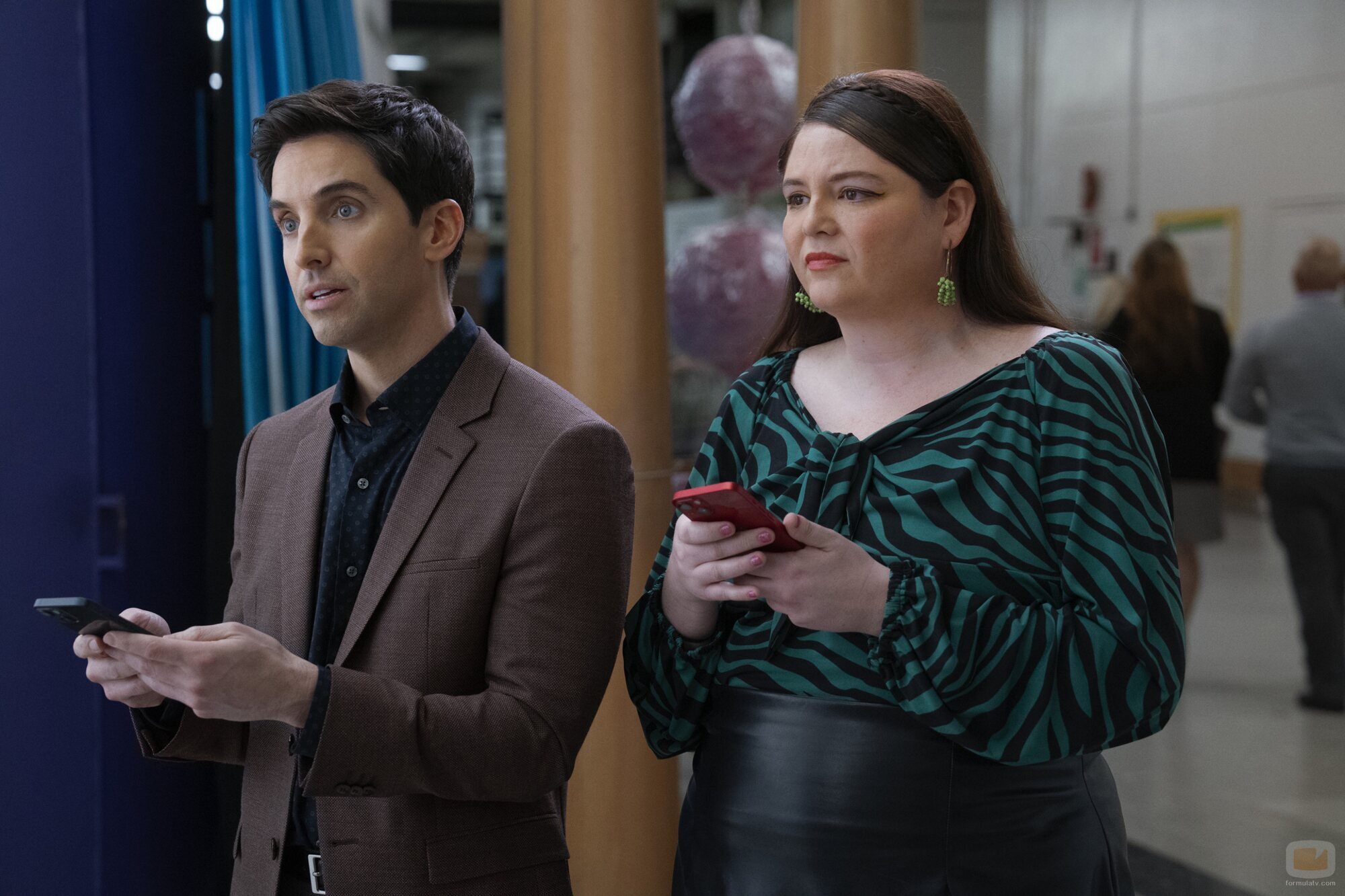 Paul W. Downs y Megan Stalter en 3x02 'Más vale tarde' de 'Hacks'