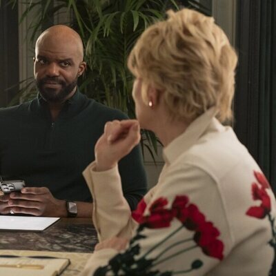 Carl Clemons-Hopkins en 3x03 titulado 'El Roast de Deborah Vance' de 'Hacks'