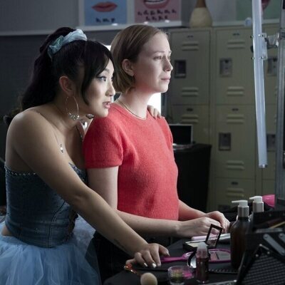 Poppy Liu y Hannah Einbinder en el 3x03 de 'Hacks'