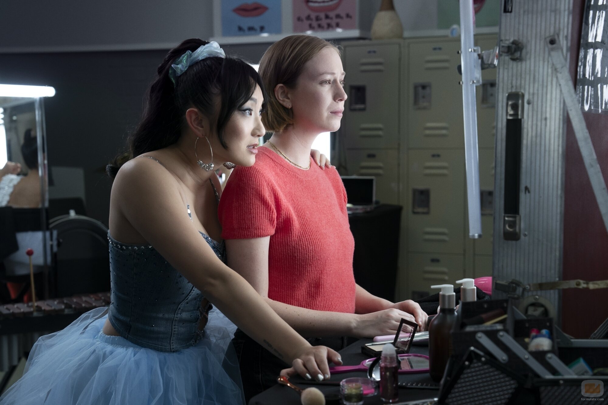 Poppy Liu y Hannah Einbinder en el 3x03 de 'Hacks'