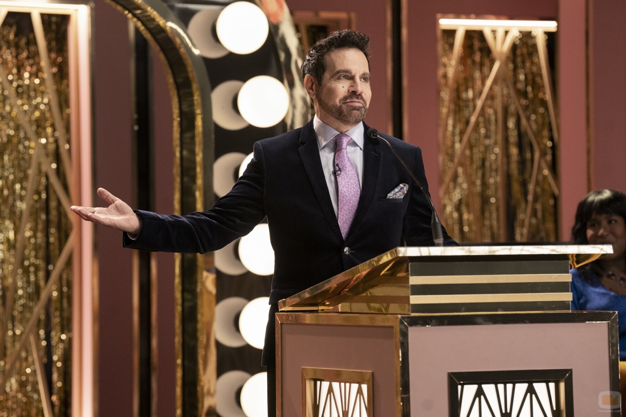 Mario Cantone en el 3x03 de 'Hacks'
