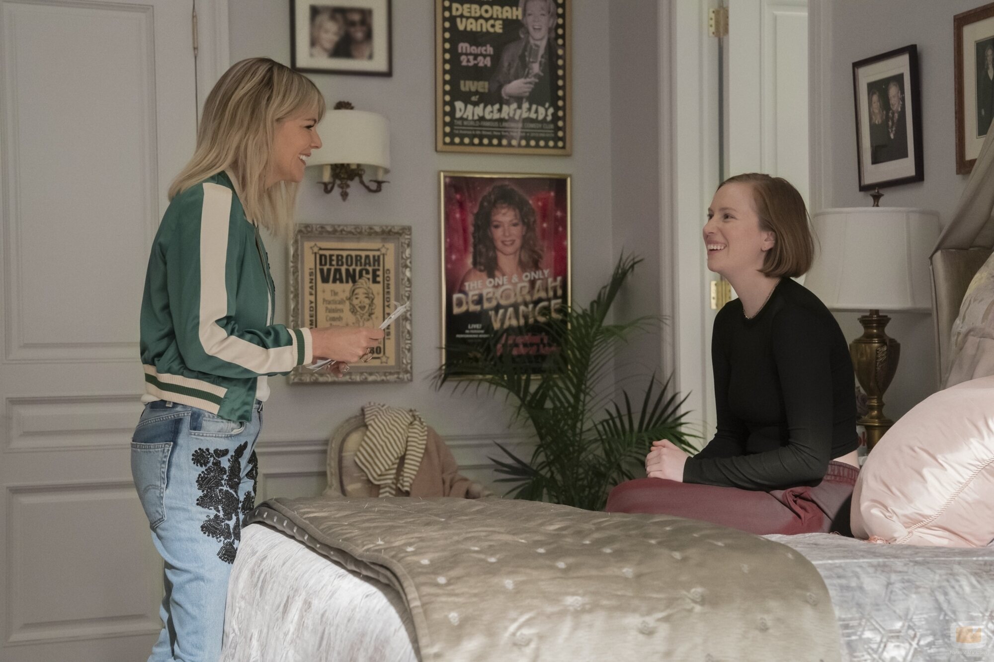 Kaitlin Olson y Hannah Einbinder en Capítulo 3 titulado 'El Roast de Deborah Vance' de 'Hacks'