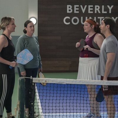3x04 titulado 'Únete al club' de 'Hacks'