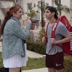 Paul W. Downs y Megan Stalter en 'Únete al club' de 'Hacks'