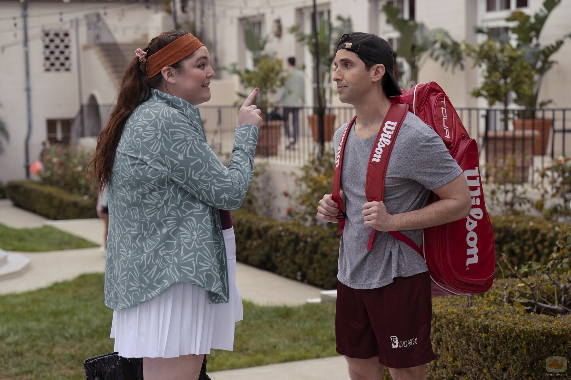 Paul W. Downs y Megan Stalter en 'Únete al club' de 'Hacks'