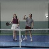 Paul W. Downs y Megan Stalter en 3x04 'Únete al club' de 'Hacks'