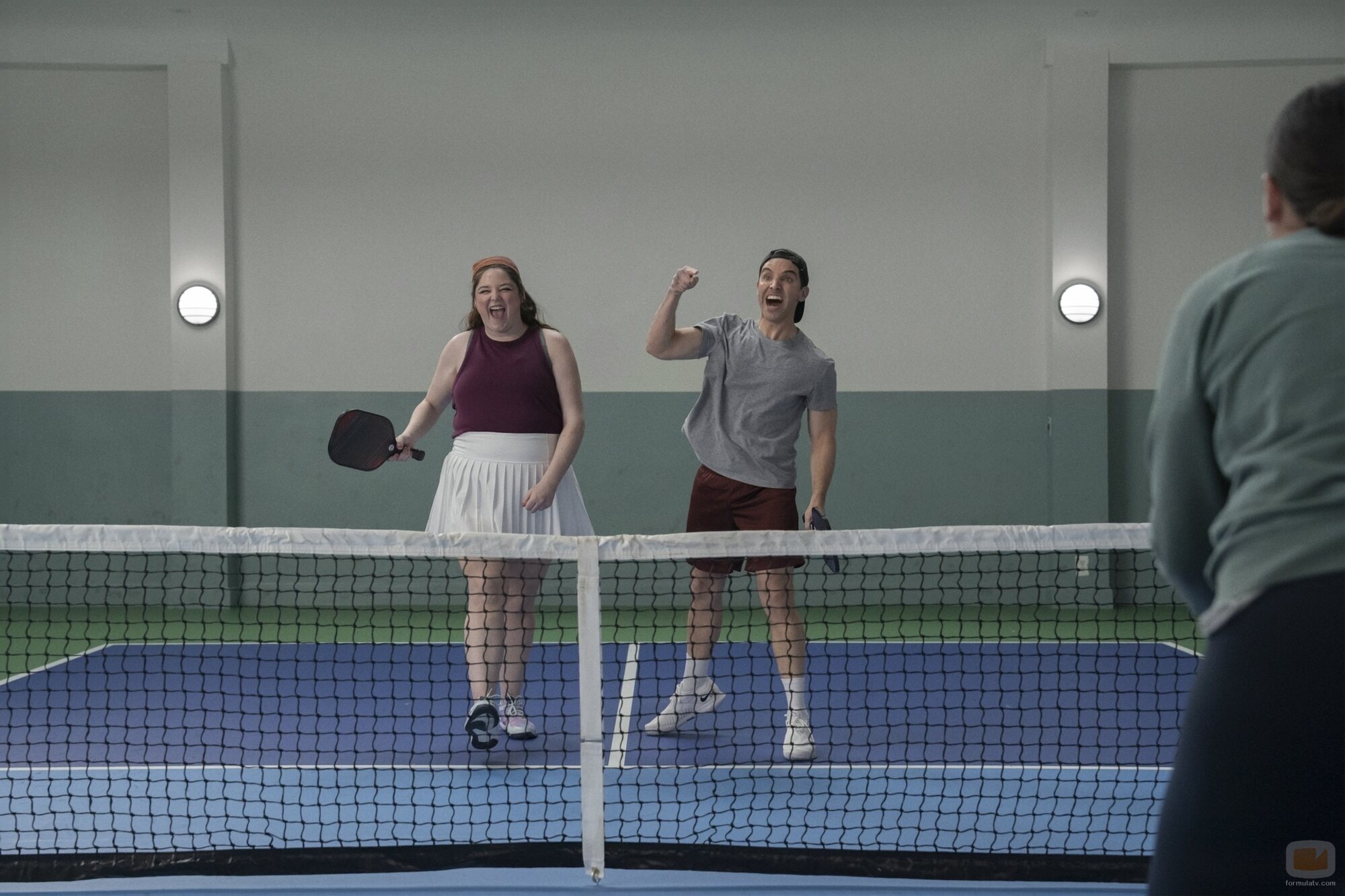 Paul W. Downs y Megan Stalter en 3x04 'Únete al club' de 'Hacks'
