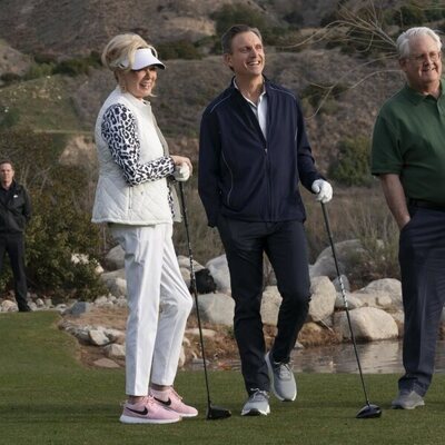 Jean Smart y Tony Goldwyn en 'Juego de poder' de 'Hacks'