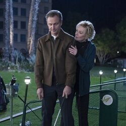 Jean Smart y Tony Goldwyn en Capítulo 6 titulado 'Juego de poder' de 'Hacks'