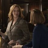 Escena de Christina Hendricks en 3x06 titulado 'Juego de poder' de 'Hacks'
