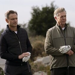 Tony Goldwyn y Christopher McDonald en 3x06 titulado 'Juego de poder' de 'Hacks'