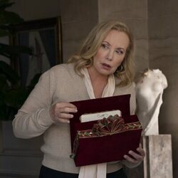 Escena de J. Smith-Cameron en 'Juego de poder' de 'Hacks'