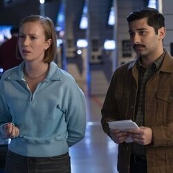 Mark Indelicato y Hannah Einbinder en 3x06 'Juego de poder' de 'Hacks'