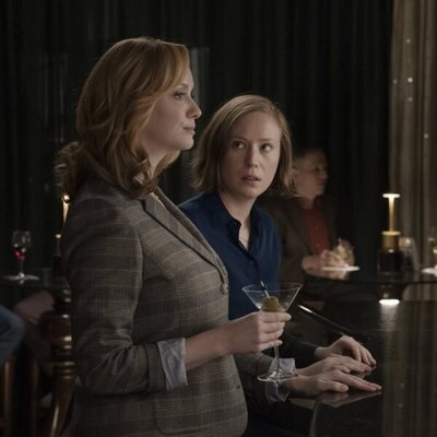 Christina Hendricks y Hannah Einbinder en el 3x06 de 'Hacks'