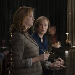 Christina Hendricks y Hannah Einbinder en el 3x06 de 'Hacks'