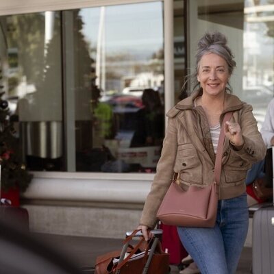 Jane Adams en 3x07 'El espectacular especial de Navidad de Deborah Vance' de 'Hacks'
