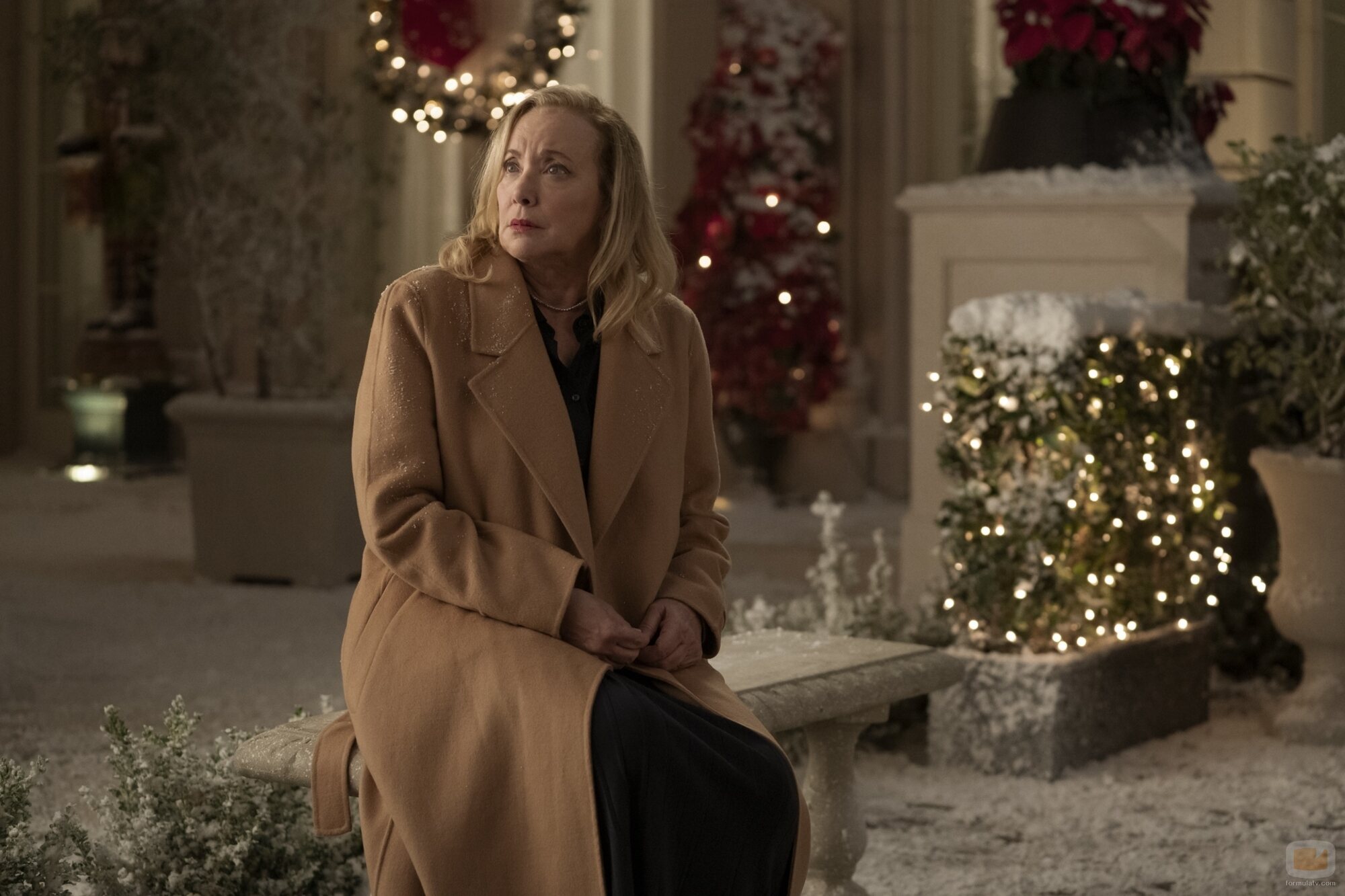 J. Smith-Cameron en 3x07 titulado 'El espectacular especial de Navidad de Deborah Vance' de 'Hacks'