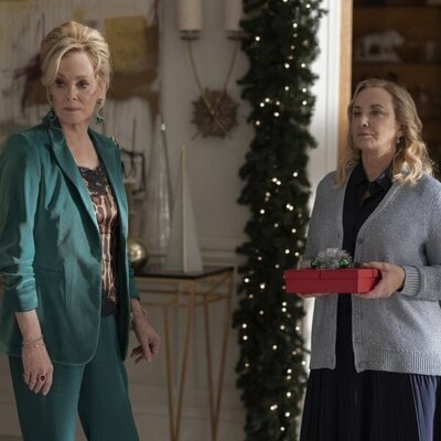 J. Smith-Cameron y Jean Smart en Capítulo 7 titulado 'El espectacular especial de Navidad de Deborah Vance' de 'Hacks'