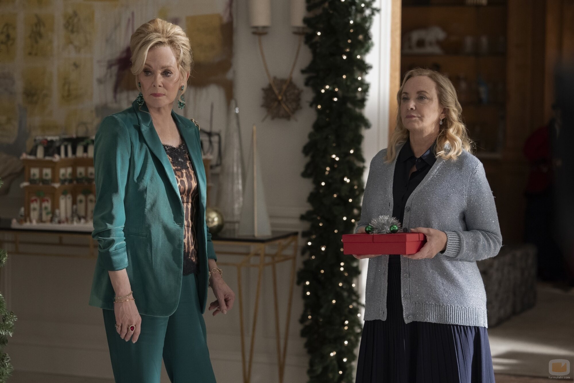 J. Smith-Cameron y Jean Smart en Capítulo 7 titulado 'El espectacular especial de Navidad de Deborah Vance' de 'Hacks'