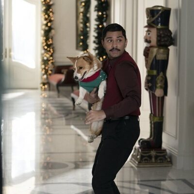 Mark Indelicato en 'El espectacular especial de Navidad de Deborah Vance' de 'Hacks'
