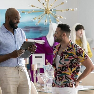 Johnny Sibilly y Carl Clemons-Hopkins en el 3x08 de 'Hacks'