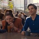 Paul W. Downs y Megan Stalter en 'Sí, ¿y?' de 'Hacks'