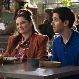 Paul W. Downs y Megan Stalter en Capítulo 9 titulado 'A prueba de balas' de 'Hacks'