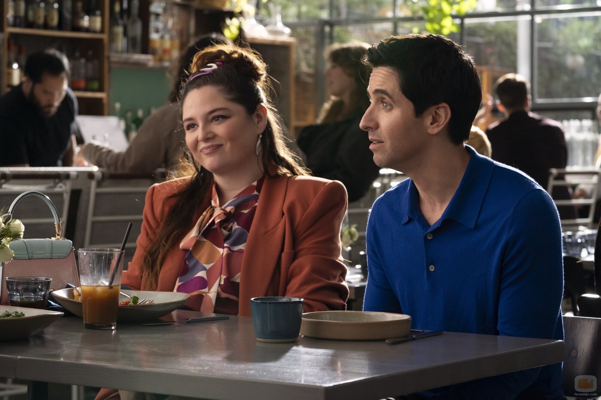 Paul W. Downs y Megan Stalter en Capítulo 9 titulado 'A prueba de balas' de 'Hacks'