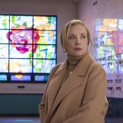 J. Smith-Cameron en 3x09 titulado 'A prueba de balas' de 'Hacks'