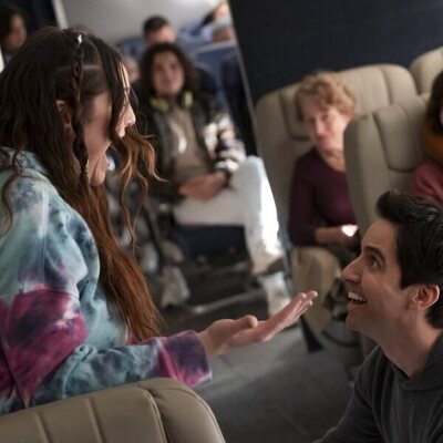 Paul W. Downs y Megan Stalter en 3x09 'A prueba de balas' de 'Hacks'