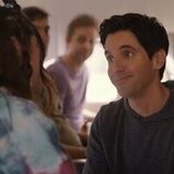 Paul W. Downs en 3x09 titulado 'A prueba de balas' de 'Hacks'