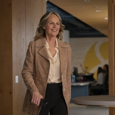 Helen Hunt en 3x09 titulado 'A prueba de balas' de 'Hacks'