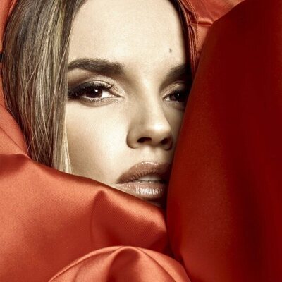 Valero Rioja fotografía a Melody para promocionar Eurovisión 2025