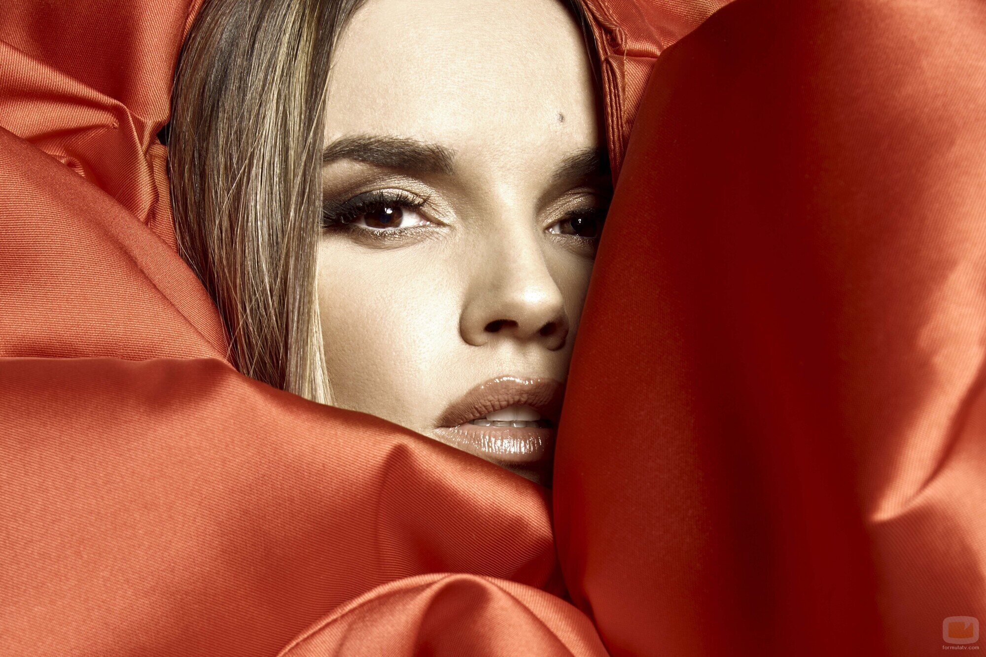 Valero Rioja fotografía a Melody para promocionar Eurovisión 2025