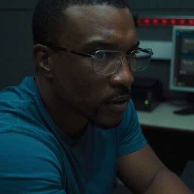 Ashley Walters en 1x01 titulado 'Episodio 1' de 'Adolescencia'