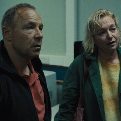 Stephen Graham y Christine Tremarco en 1x01 'Episodio 1' de 'Adolescencia'