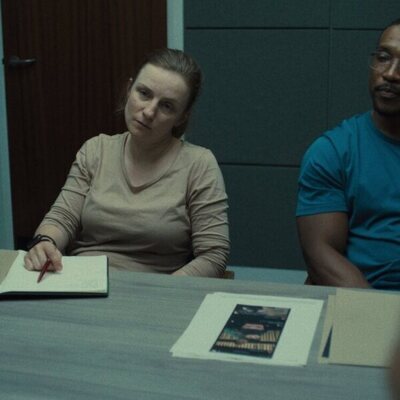 Faye Marsay y Ashley Walters en el 1x01 de 'Adolescence'