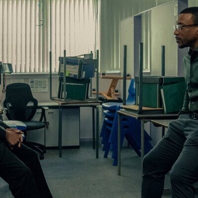 Ashley Walters en 1x02 'Episodio 2' de 'Adolescencia'