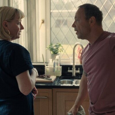 Stephen Graham y Christine Tremarco en 1x04 'Episodio 4' de 'Adolescencia'