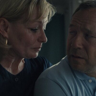 Stephen Graham y Christine Tremarco en el 1x04 de 'Adolescence'