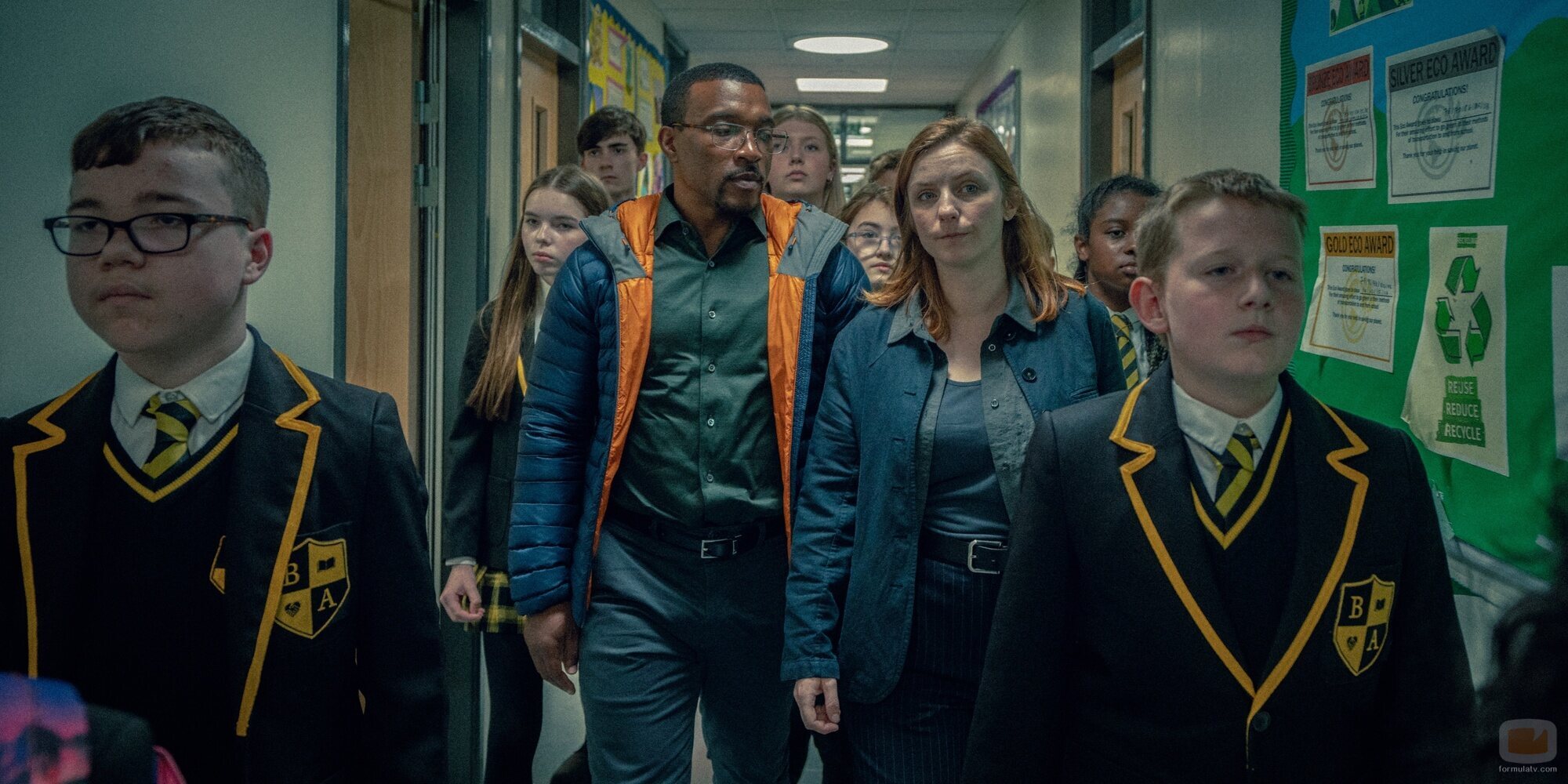 Faye Marsay y Ashley Walters en 1x02 titulado 'Episodio 2' de 'Adolescencia'