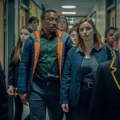 Faye Marsay y Ashley Walters en 1x02 titulado 'Episodio 2' de 'Adolescencia'