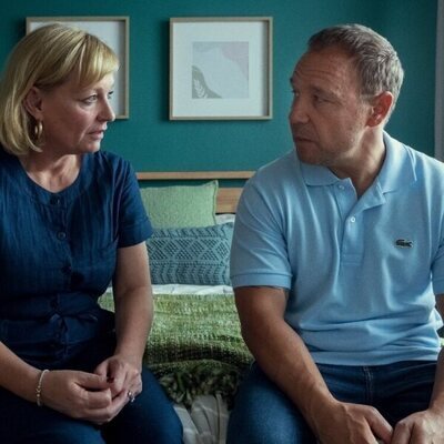 Stephen Graham y Christine Tremarco en 'Episodio 4' de 'Adolescencia'