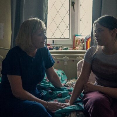 Amelie Pease y Christine Tremarco en Capítulo 4 titulado 'Episodio 4' de 'Adolescencia'